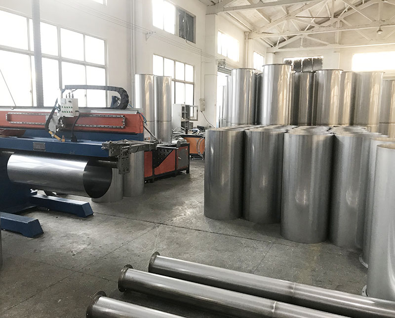 不銹鋼是不銹耐酸鋼的簡稱，耐空氣、蒸汽、水等弱腐蝕介質(zhì)或具有不銹性的鋼種稱為不銹鋼；而將耐化學(xué)腐蝕介質(zhì)（酸、堿、鹽等化學(xué)浸蝕）腐蝕的鋼種稱為耐酸剛。由于兩者在化學(xué)成分上的差異而使他們的耐蝕性不同，普通不銹鋼一般不耐化學(xué)介質(zhì)腐蝕，而耐酸剛則均具有不銹性。